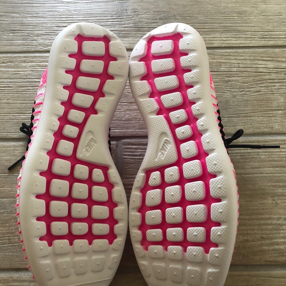 NWOB ROSHE 2 FLYKNIT LOW GRADE SCHOOL RUNNING SHOE - Picture 4 of 5